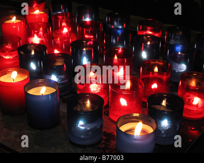 Candele votive in chiesa in Irlanda Foto Stock