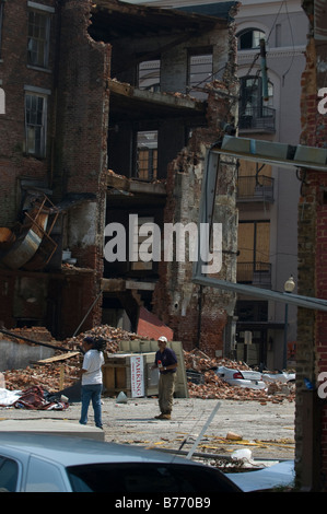 Una news troupe preparare per registrare alcune riprese presso il sito di un edificio crollato a New Orleans dopo che l'uragano Katrina Foto Stock