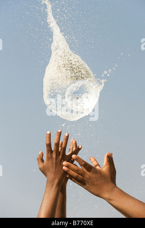 Indian boys cattura una raffica di palloncino dell'acqua. India Foto Stock