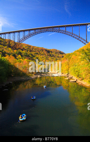 Travi a vista e New River Gorge Bridge, New River Gorge National River, West Virginia, USA Foto Stock