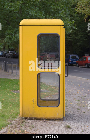 Cabina telefonica gialla a Berlino Foto Stock