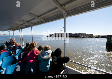 Vista dal traghetto tour di Fort Sumter (sito dell'apertura scatti della Guerra Civile americana), porto di Charleston, Carolina del Sud Foto Stock