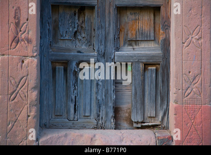 Vecchia Finestra di legno nella città fantasma di minerale DE POZOS ora una piccola colonia di artisti & destinazione turistica GUANAJUATO MESSICO Foto Stock