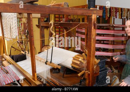 Tessitore a 1850 shop con filati colorati e telaio a mano a Black Creek Pioneer Village Toronto Foto Stock