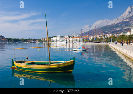 Il porto con una passeggiata sul lungomare e barche da pesca in Croazia Makarska Foto Stock