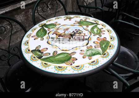 Tipica siciliana tavoli in ceramica in vendita nel negozio in Sicilia a Taormina Italia Foto Stock