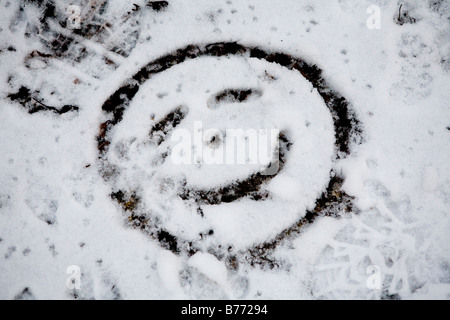 Pupazzo di neve faccia nella neve Boxhill Surrey UK Europa Foto Stock
