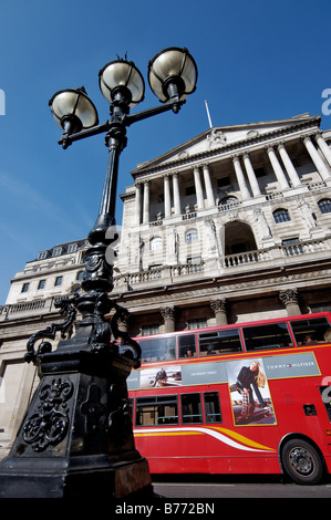 Un rosso london bus passando davanti alla banca di Inghilterra Foto Stock