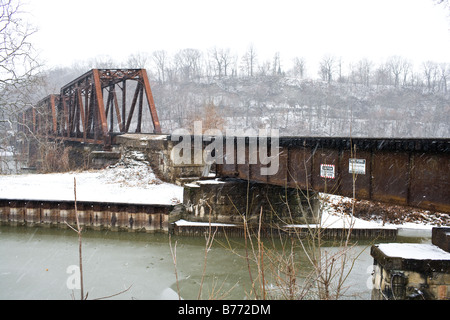 Un ponte ferroviario in Zanesville Ohio Foto Stock