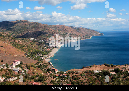 Vista da Taormina verso lo Stretto di Messina, Sicilia Foto Stock