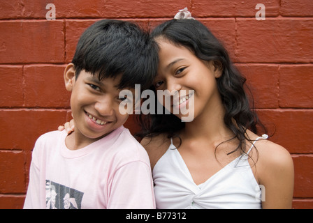 Ragazzo e ragazza sorridente, Intramuros, Manila, Filippine