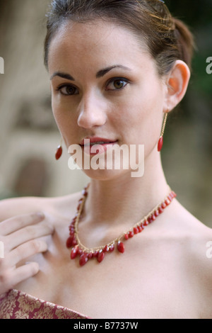 Giovane donna indossa diaspro rosso gioielli in pietra Foto Stock