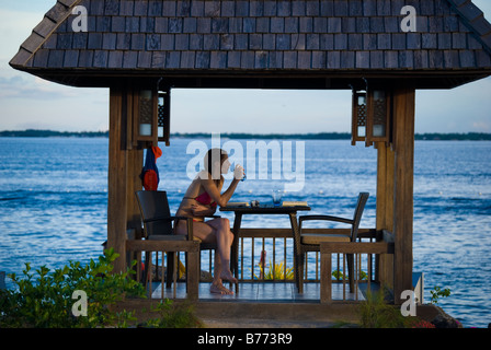 Bordo d'acqua rifugio al tramonto, Shangri-La Island Resort & Spa, Mactan Island, Cebu, Visayas, Filippine Foto Stock