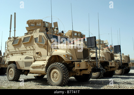 Resistente alla miniera agguato veicoli protetti sedersi nell'area di parcheggio a base comune Balad, Iraq. Foto Stock