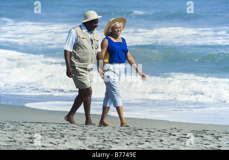 Seniors rilassante insieme, camminando sulla spiaggia, Miami Foto Stock