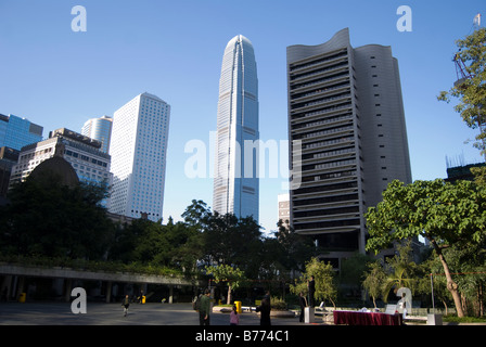 Edifici ad alta che mostra due IFC Tower Building, Sheung Wan, Victoria Harbour, Isola di Hong Kong, Hong Kong, Cina Foto Stock