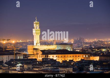 Firenze vista notturna di Palazzo Vecchio di piazza della Signoria di Firenze dal Piazzale Michelangelo Foto Stock