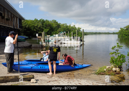 J N Ding Darling National Wildlife Refuge Sanibel Island florida visitatori preparare per la canoa Foto Stock