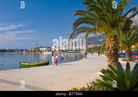 Il porto con una passeggiata sul lungomare e barche da pesca in Croazia Makarska Foto Stock