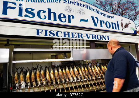 Fischer-Vroni, sgombro affumicato, pesce in stallo sull'Auer Dult mercato, Monaco di Baviera, Germania, Europa Foto Stock