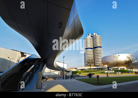 La sede centrale della BMW, edificio cilindrico, il museo e il ponte alla BMW World, BMW-Welt, distribuzione e centri di ricerca, Monaco di Baviera, Foto Stock