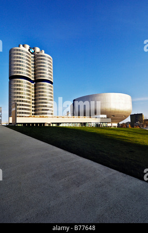 BMW torri, quattro cilindri e il museo di Monaco di Baviera, Germania, Europa Foto Stock