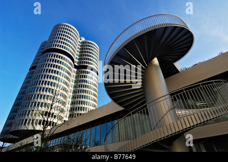 BMW torri, quattro cilindri e scala a chiocciola, Monaco di Baviera, Germania, Europa Foto Stock