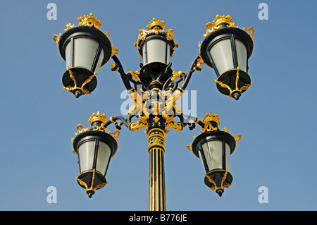 Decorato in oro street lanterna, lampione, il Palacio Real, il Royal Palace, Madrid, Spagna, Europa Foto Stock