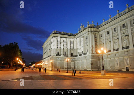 Anteriore, il Palacio Real, il Palazzo Reale, Plaza de Oriente, luce della sera, Madrid, Spagna, Europa Foto Stock