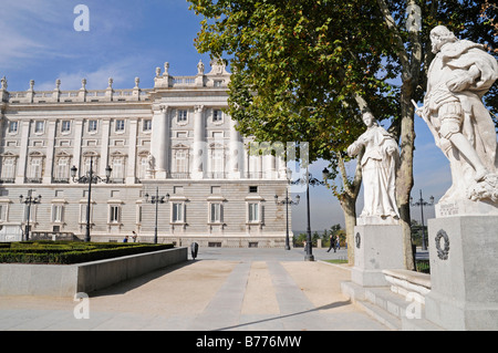 Monumento, re, Plaza de Oriente e Palacio Reale, Royal Palace, Madrid, Spagna, Europa Foto Stock