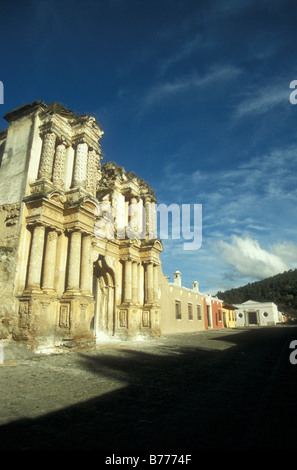 Le rovine di El Carmen chiesa e convento nella città coloniale spagnola di Antigua, Guatemala Foto Stock