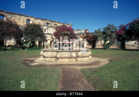 Fontana chiostro amd nelle rovine della chiesa di Santa Clara e convento nella città coloniale spagnola di Antigua, Guatemala Foto Stock