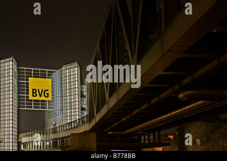 La metropolitana, ferrovia sopraelevata, LPP Edificio, Berliner Verkehrsbetriebe, Berlino Azienda di Trasporti di Berlino, Germania, Europa Foto Stock