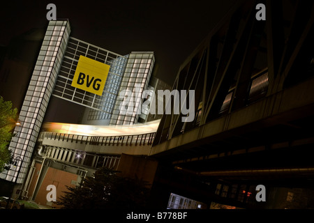 La metropolitana, ferrovia sopraelevata di guida attraverso la LPP Edificio, Berliner Verkehrsbetriebe, Berlino Azienda di Trasporti di Berlino, Ger Foto Stock