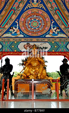 Statua di Guan Di Dio di lealtà, palazzo Cinese Tempio, Viharnra Sien, Anek Kusala Sala, museo con artefatti culturali e w Foto Stock