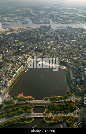 Fotografia aerea, vista sulla Binnenalster, interno Alster, St. Petri Chiesa e del porto di Amburgo, Amburgo, Germania, Europa Foto Stock