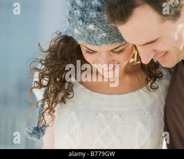 Chiusura del giovane che guarda verso il basso Foto Stock