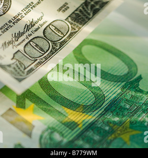 Un centinaio di dollari e cento euro bill Foto Stock