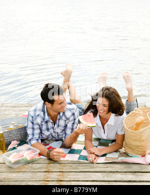 Giovane picnic sul dock Foto Stock