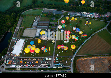 Fotografia aerea, aria calda ballons, International Mogolfiade, iniziate con la Warsteiner Brewery, tramonto, Hirschberg, Warstein, Sa Foto Stock