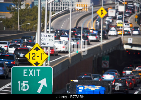 Il traffico di Freeway Queens, a New York Foto Stock