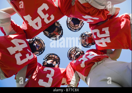 I giocatori di Football huddle Foto Stock