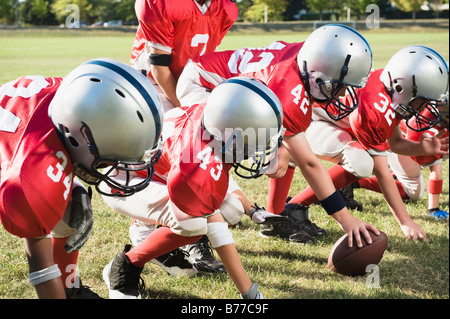 I giocatori di calcio linea di scrimmage pronto a scattare il calcio Foto Stock