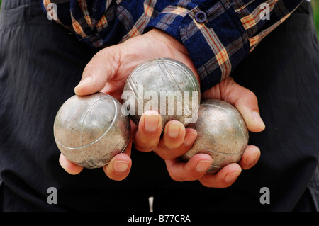 Le mani con le palle di bocce, bocce, Petanque, Provenza, Francia meridionale, Francia, Europa Foto Stock