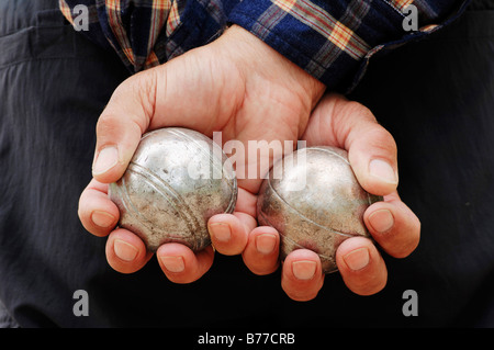 Le mani con le palle di bocce, bocce, Petanque, Provenza, Francia meridionale, Francia, Europa Foto Stock