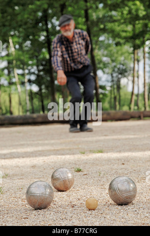 L'uomo giocando a bocce, Petanque, Provenza, Francia meridionale, Francia, Europa Foto Stock