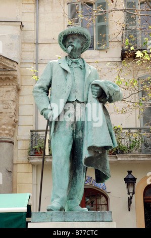Statua di Frederic Mistral, Place du Forum, Arles, Bouches-du-Rhone, Provence-Alpes-Côte d'Azur, in Francia meridionale, Francia, Europa Foto Stock