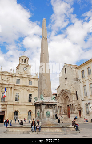 Obelisco, Hotel de Ville, il municipio e la cattedrale di Saint Trophime, Place de la Republique, Arles, Bouches-du-Rhone, Provence-Alpe Foto Stock