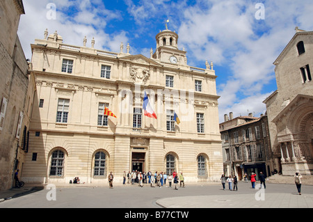 Hotel de Ville, il municipio e la cattedrale di Saint Trophime, Place de la Republique, Arles, Bouches-du-Rhone, Provence-Alpes-Cote d' Foto Stock