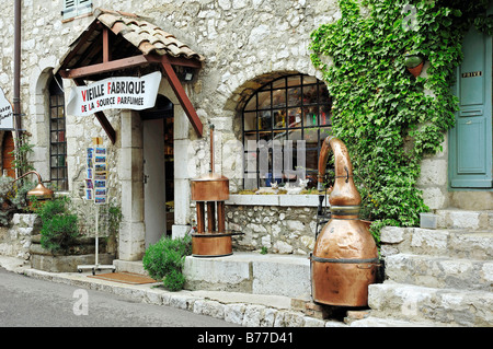 Apparecchio per distillazione di fronte la profumeria La Source Parfumee, vecchia distilleria, Gourdon, Alpes-Maritimes, Provence-Alpes-Cote d' Foto Stock